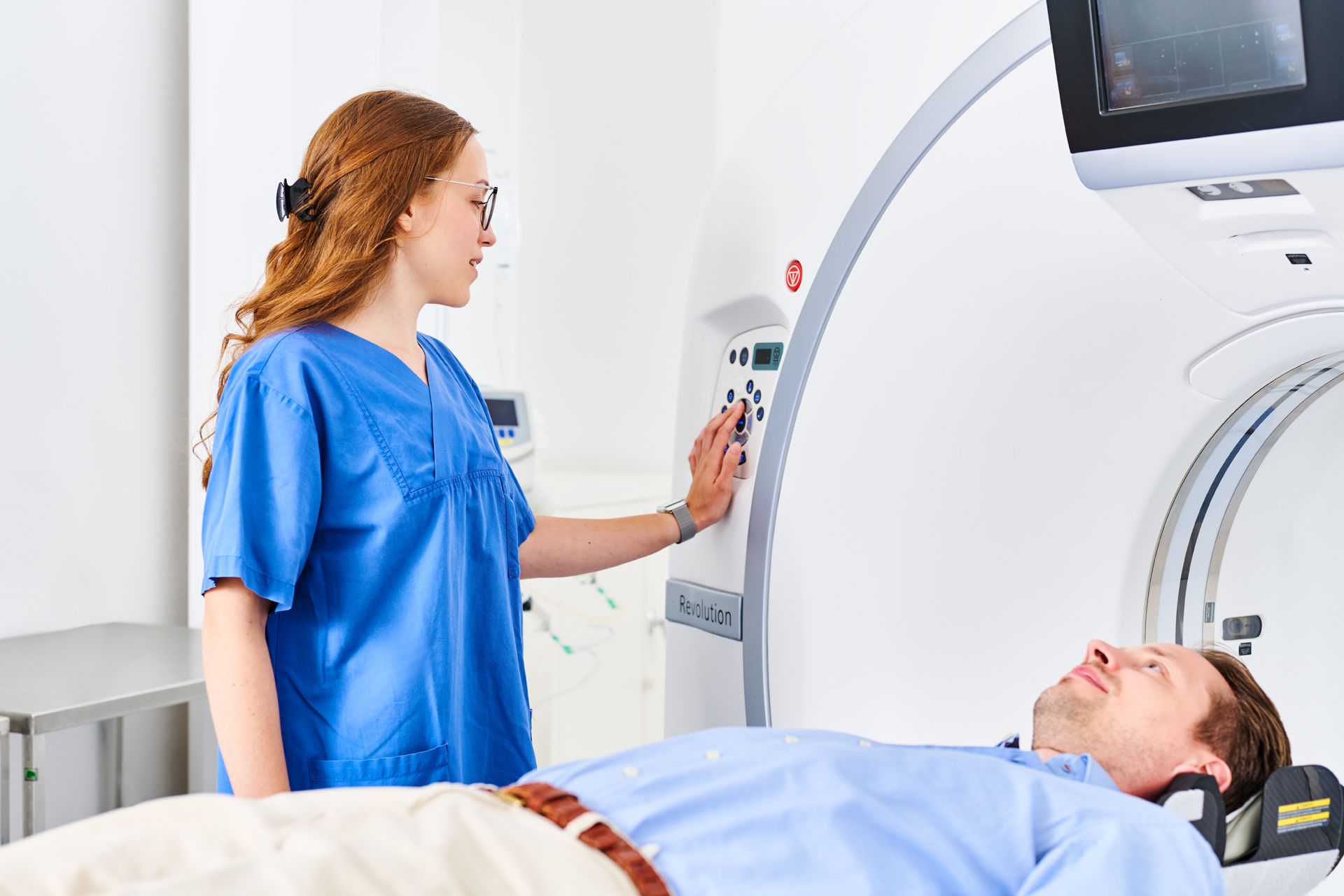 Patient liegt in einem CT und wird von Medizinischer Fachkraft betreut.