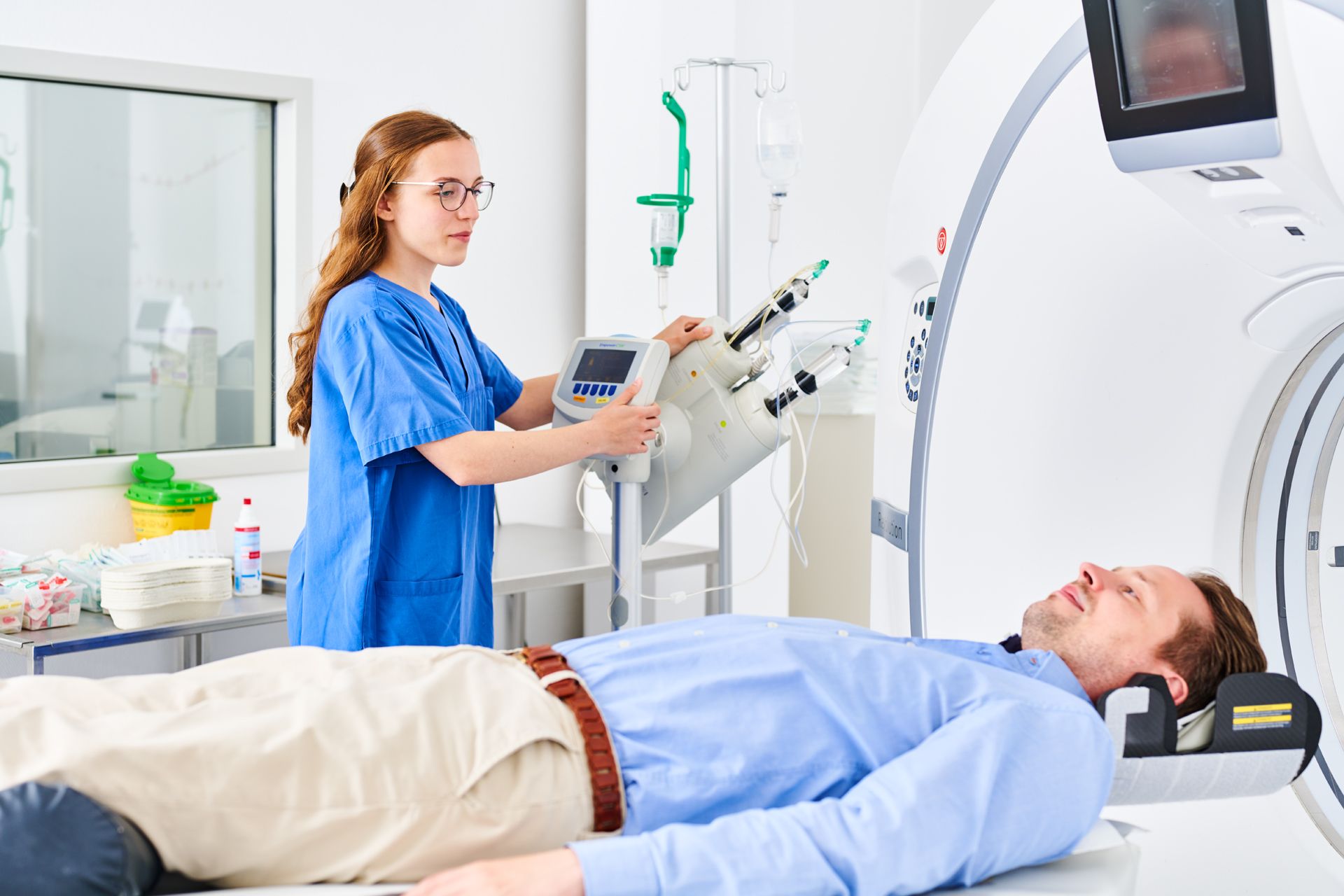 Patient liegt in einem CT und wird von Medizinischer Fachkraft betreut. 