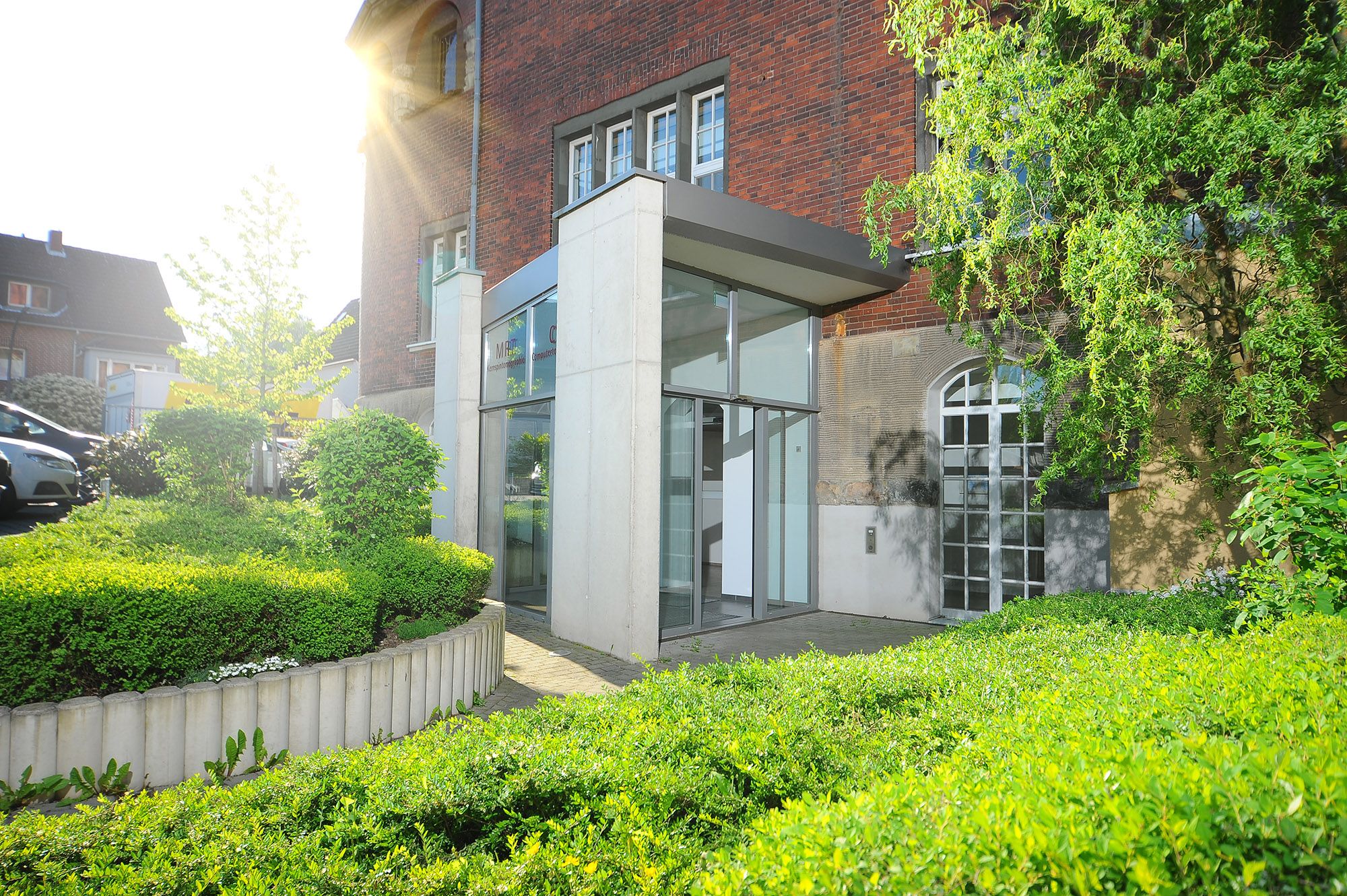 Außenansicht des Eingangs vom Strahleninstitut Standort am St. Antonius Krankenhaus Köln.