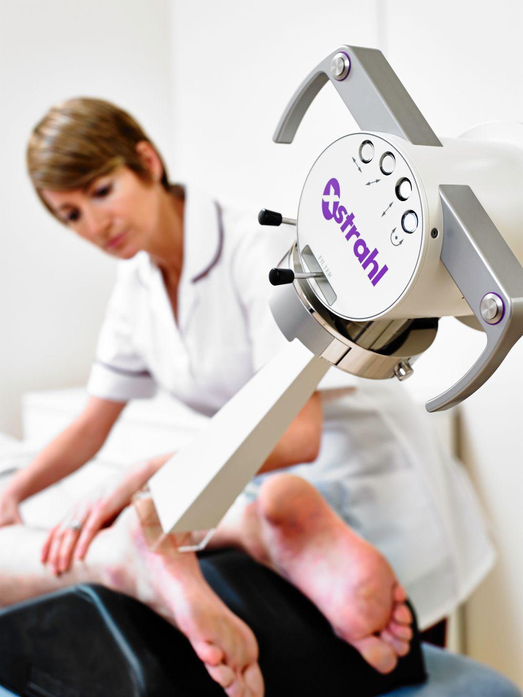 Röntgenreizbestrahlung der Ferse eines Patienten.