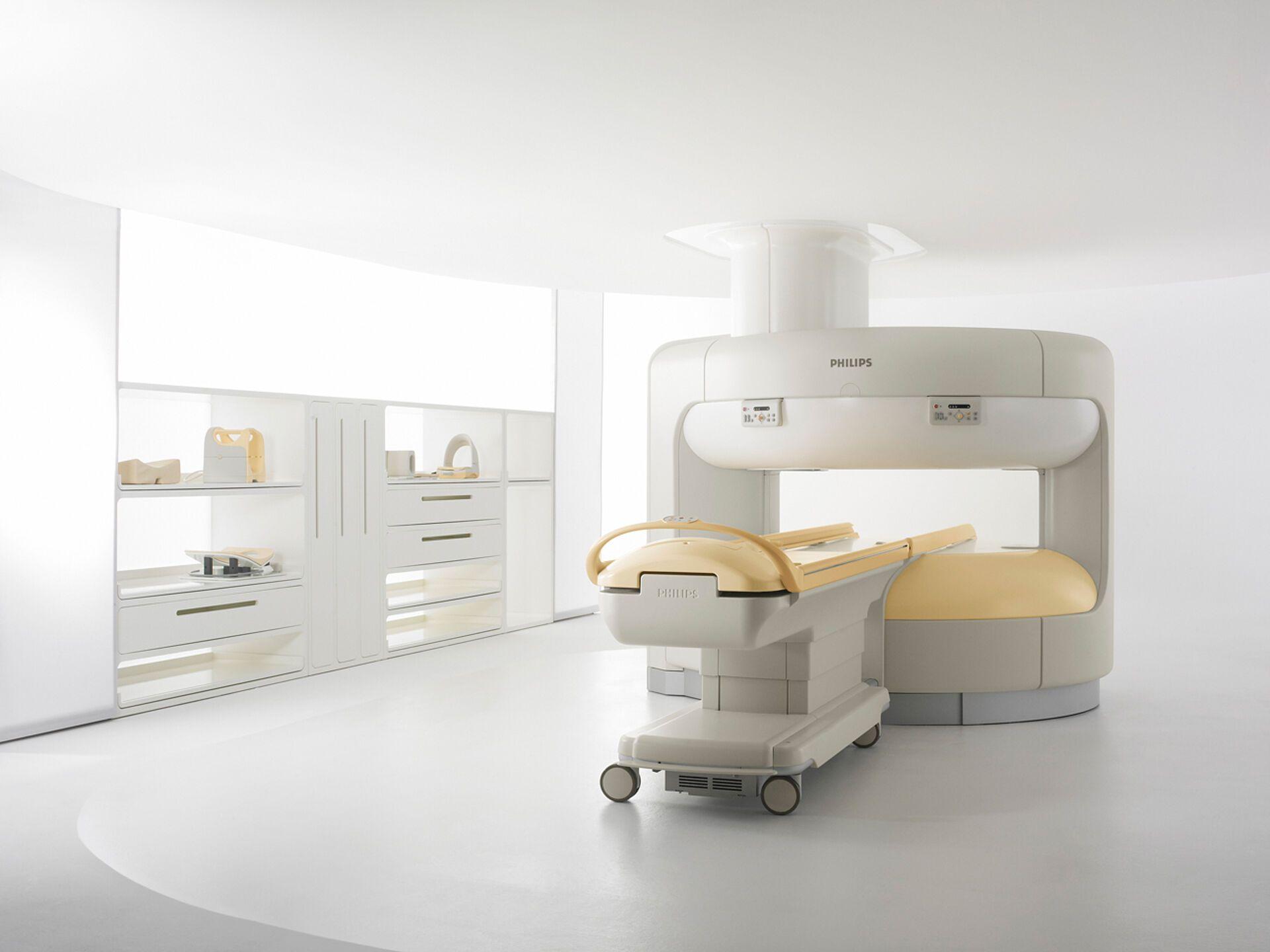 Offener MRT  in einem Untersuchungsraum am Strahleninstitut Standort Eduardus Krankenhaus